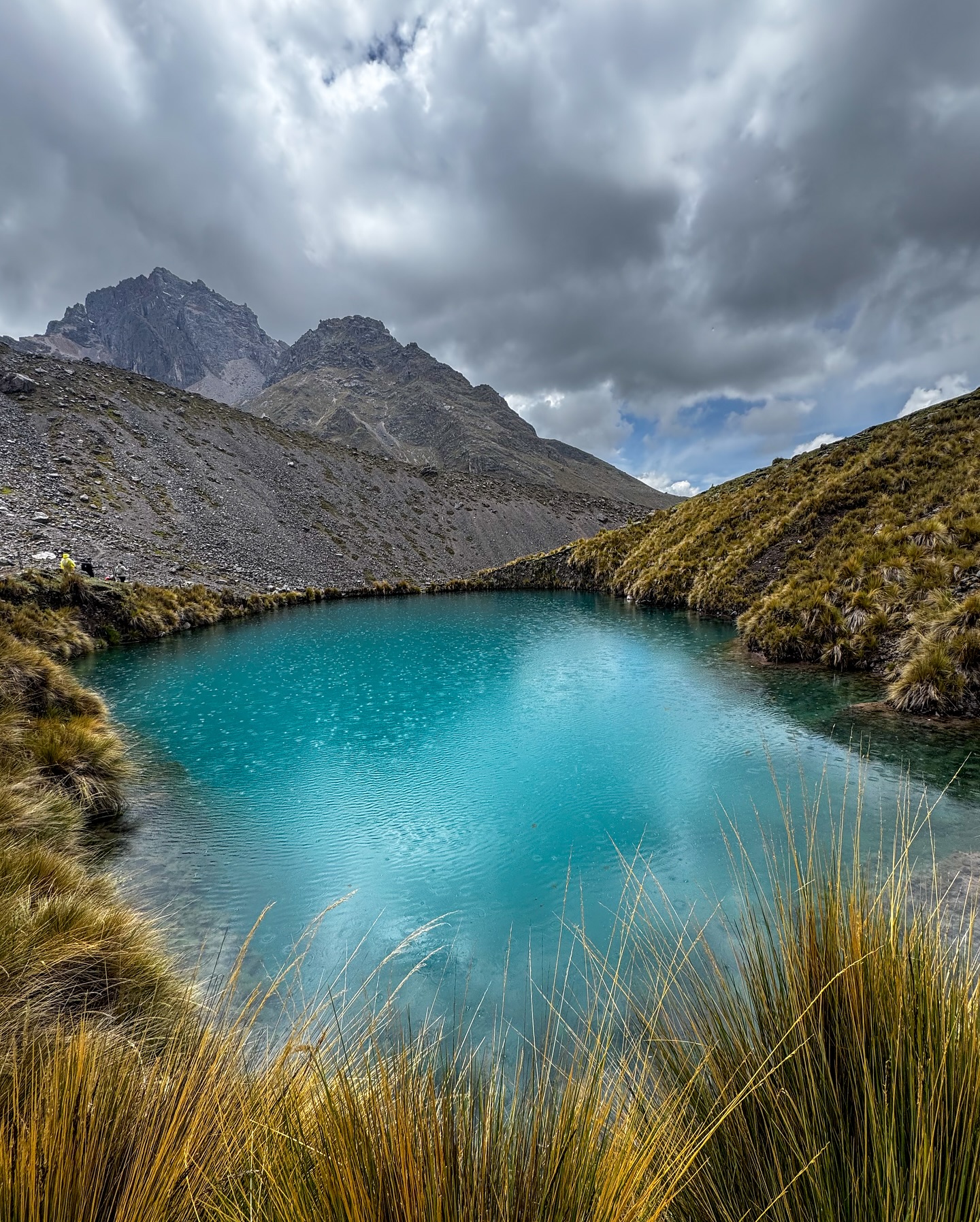 Relaxing hot springs in Pacchanta with mountain views