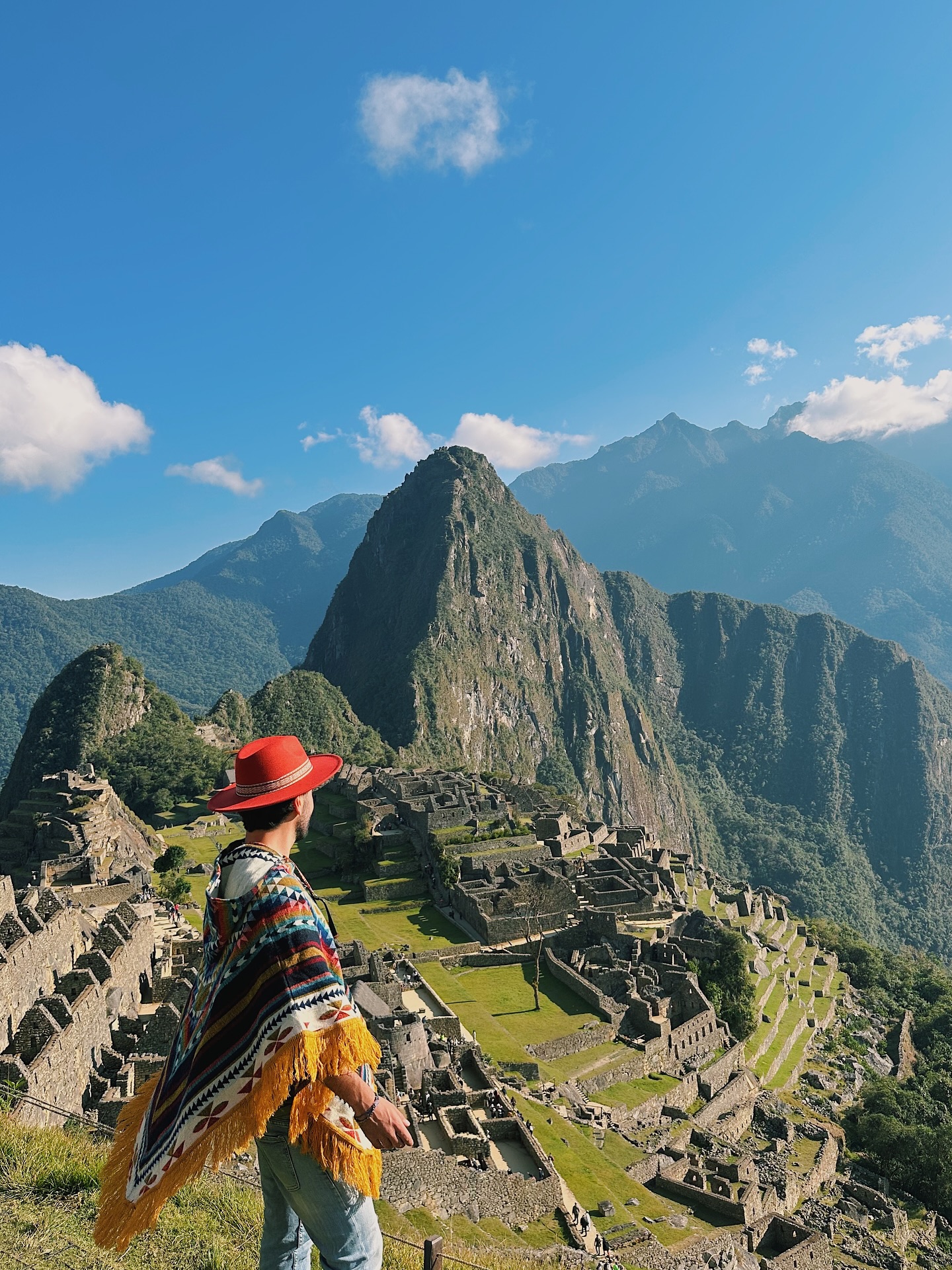 Vista panorámica de la ciudadela de Machu Picchu con la montaña Huayna Picchu de fondo