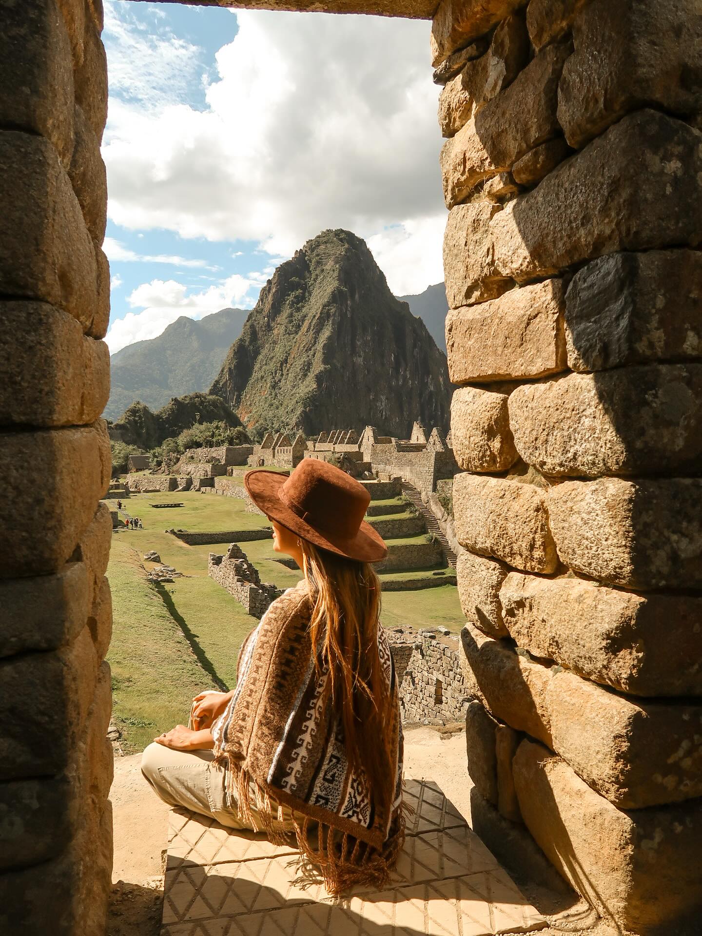 Llama pastando en las terrazas agrícolas de Machu Picchu