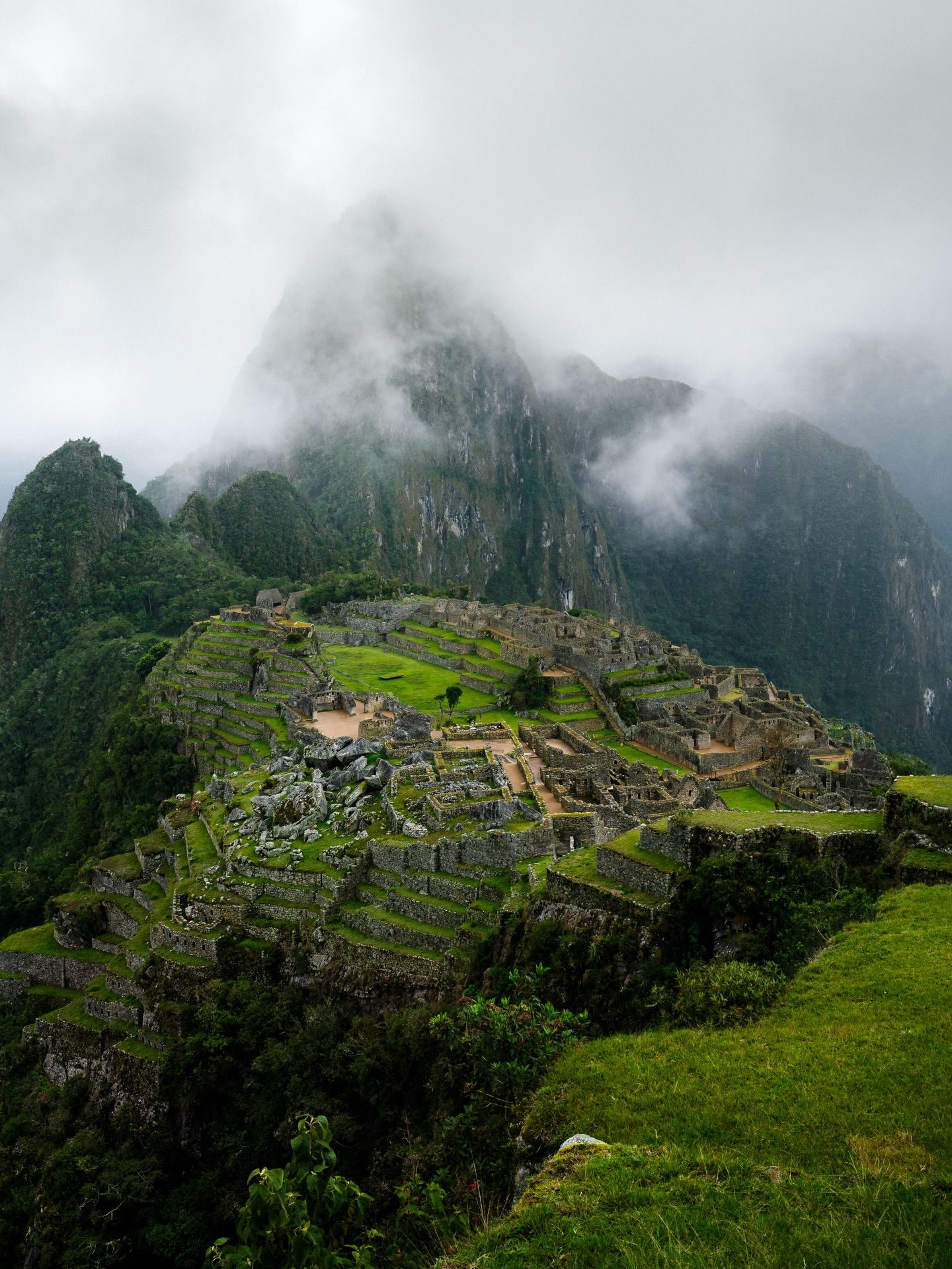 Vista de la plaza sagrada y templos principales en Machu Picchu