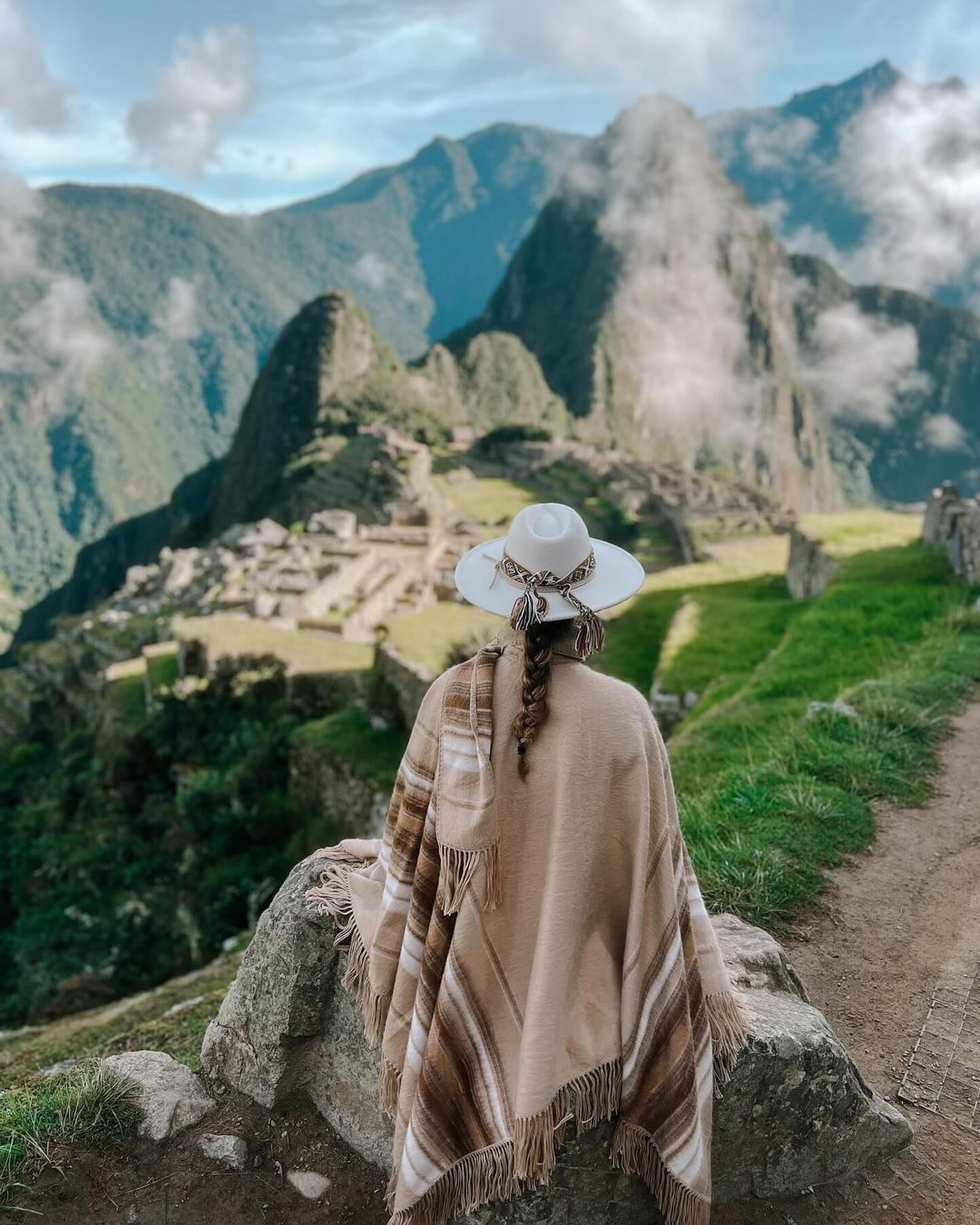 Famosa vista de postal de las ruinas de Machu Picchu y montañas circundantes
