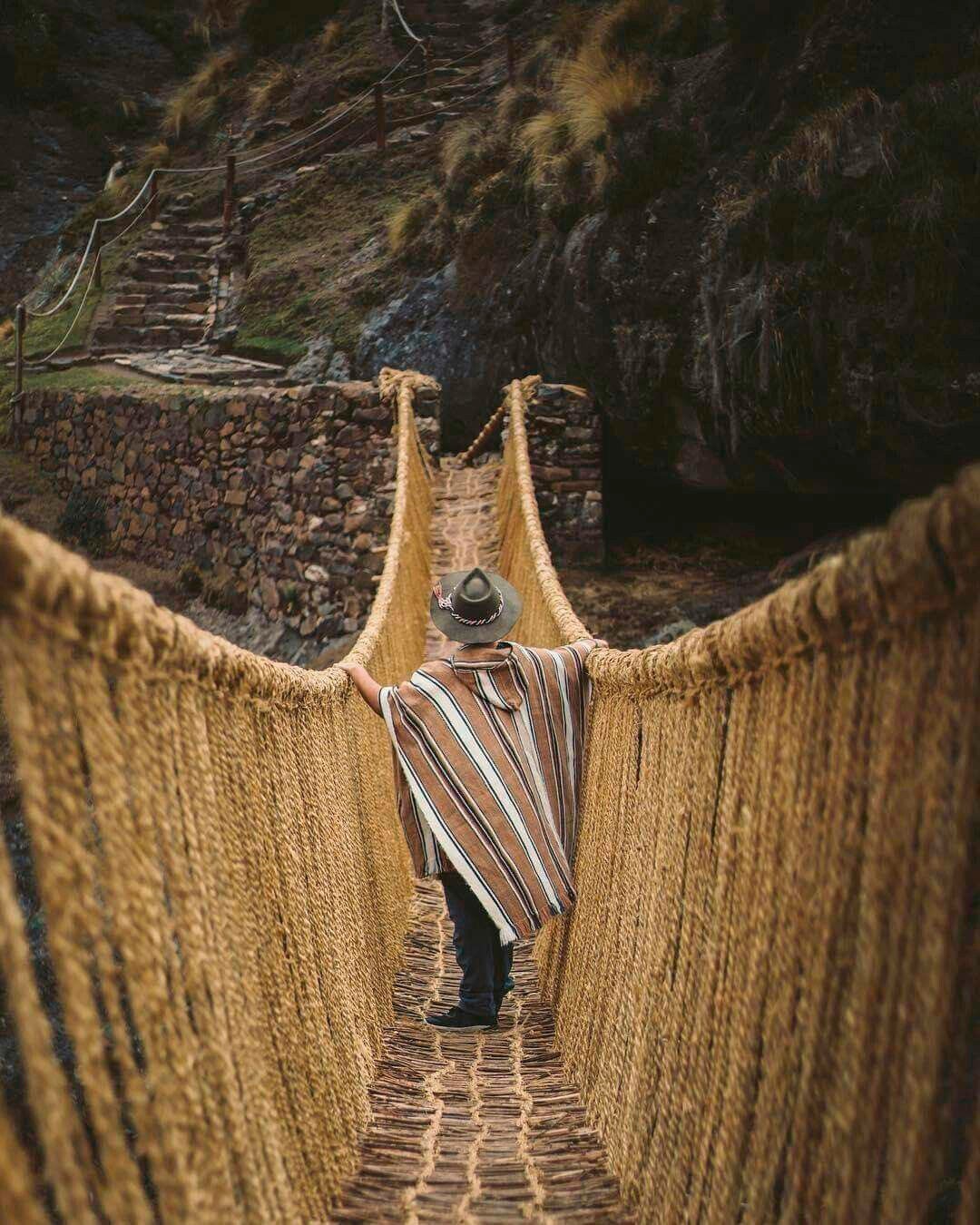 Puente inca Q'eswachaka cruzando el río Apurímac