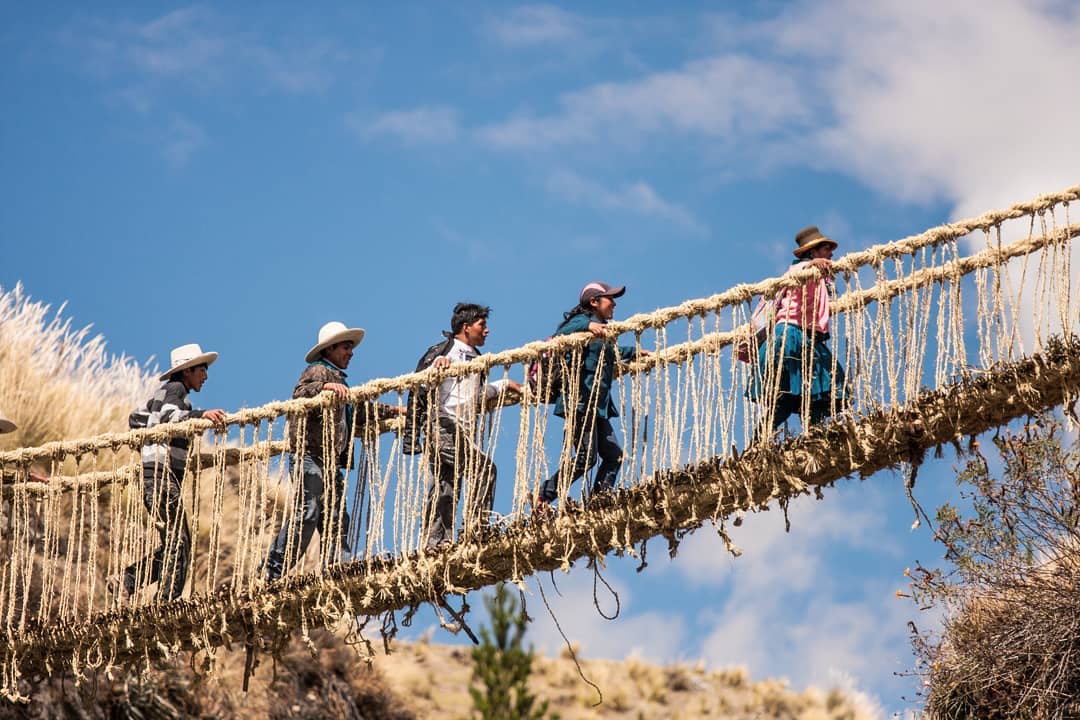 Comuneros locales renovando el puente Q'eswachaka