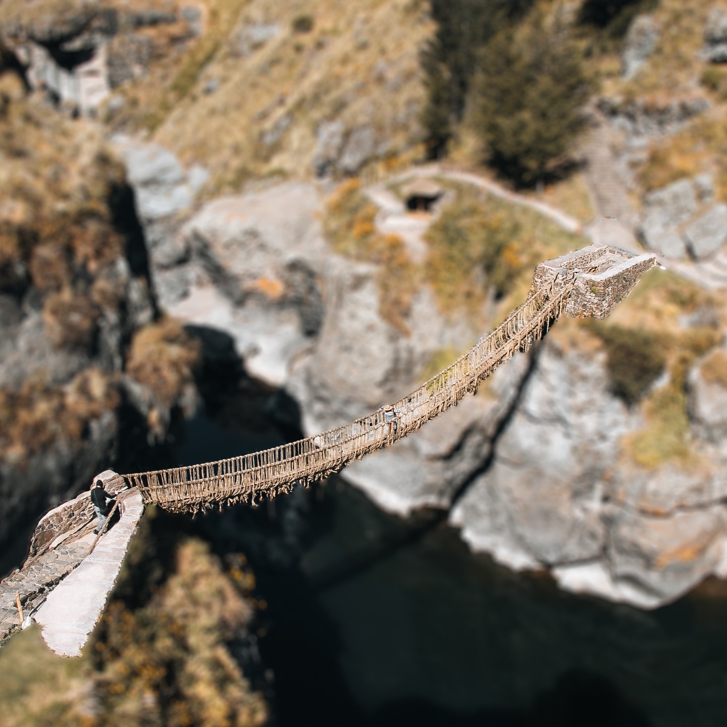 Viajeros cruzando el puente colgante Q'eswachaka