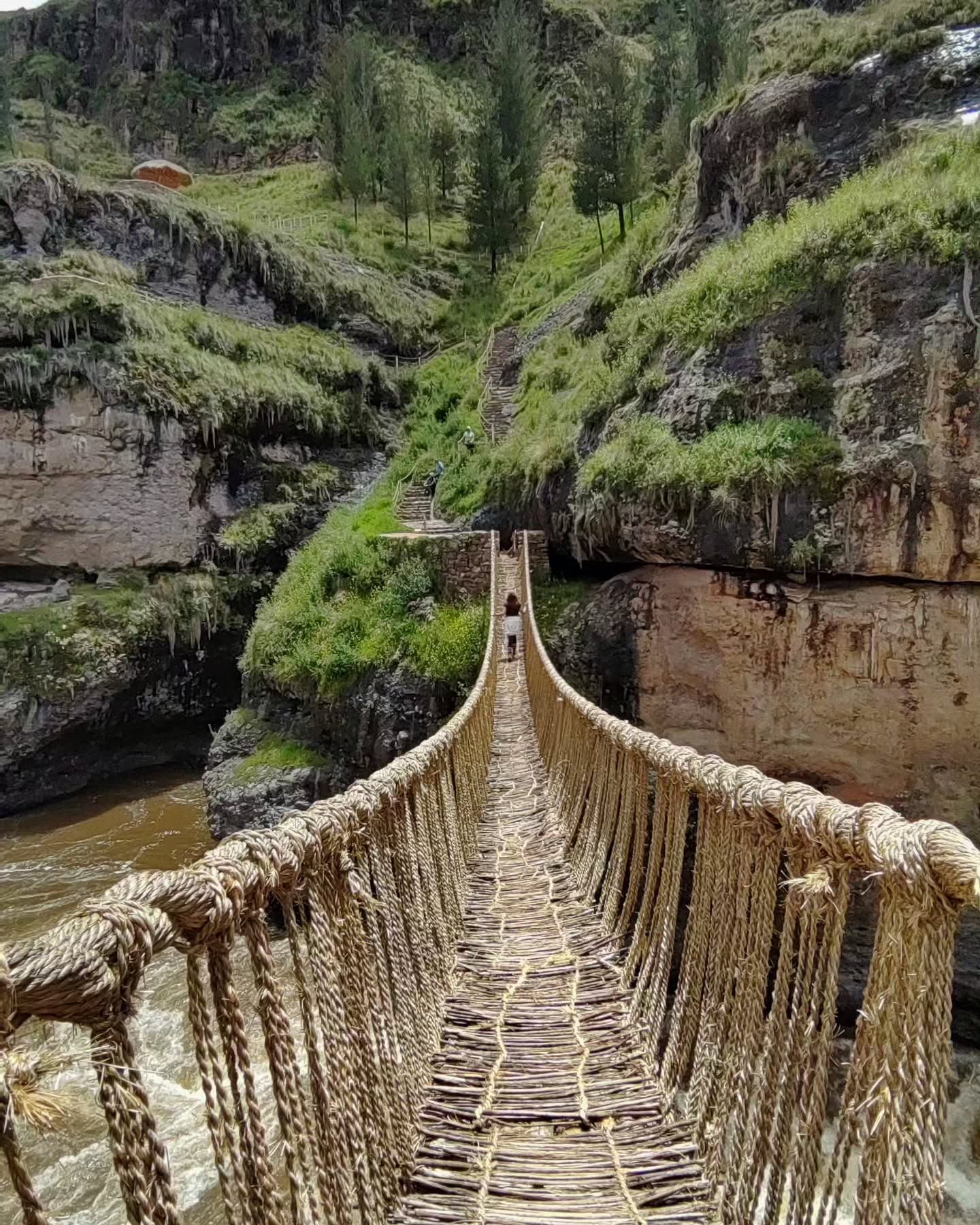 Vista panorámica del cañón del Apurímac y el puente